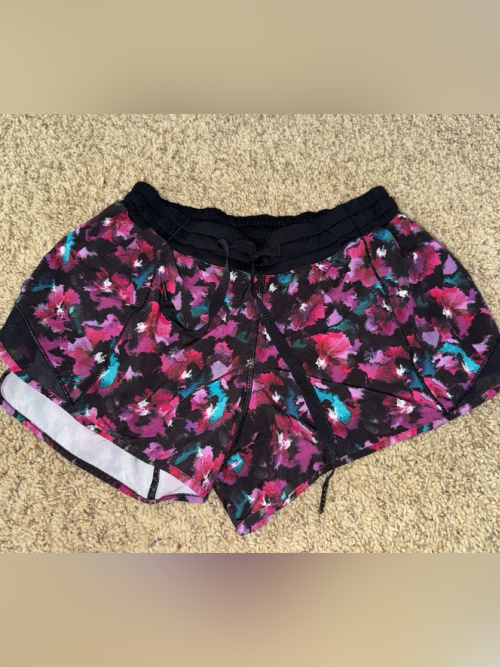 Lululemon floral hotty hot 2.5 inch inseam shorts size 10